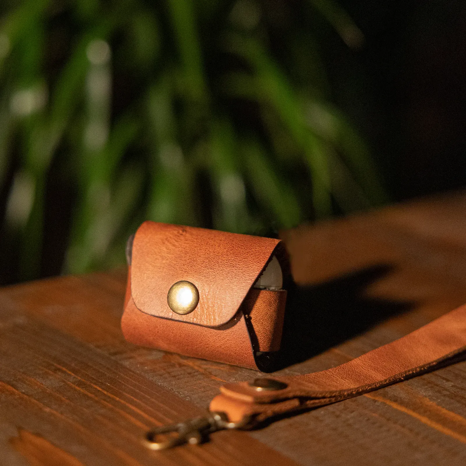 Hakiki deri AirPods kılıfı ve Apple deri aksesuar detayı