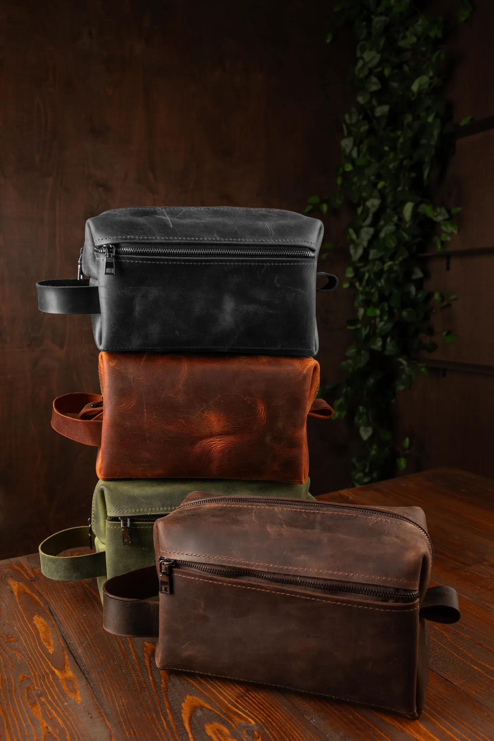 Yeni iş için hakiki deri dopp kit